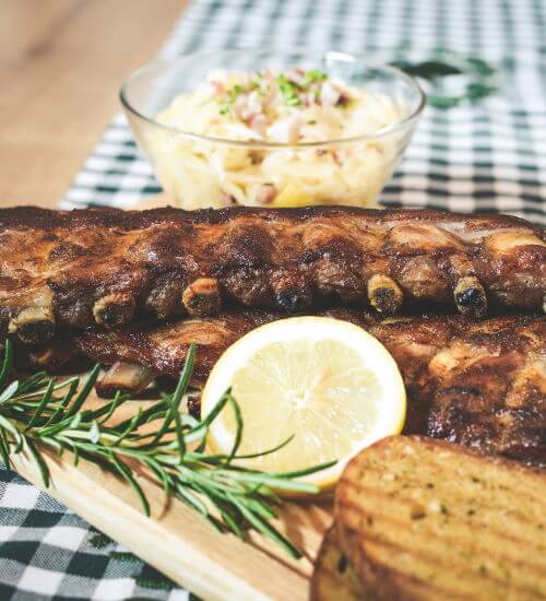 Die Ripperl aus dem Jagdhaus, mit Knoblauchbrot und Krautsalat